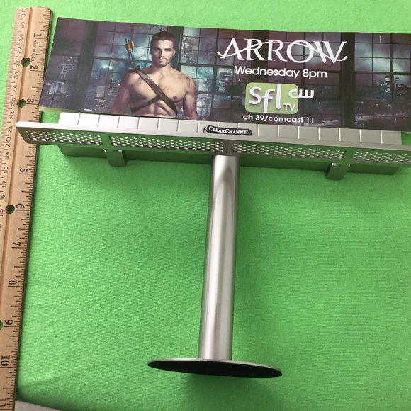 Arrow CW Mini Promotional Billboard Collectible - Picture 3 of 9